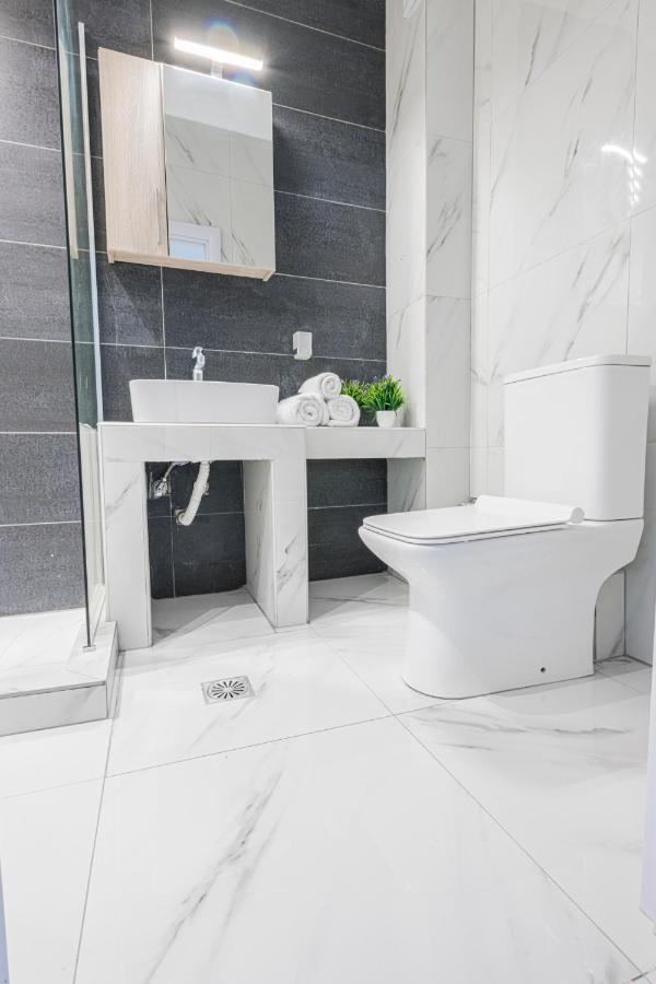 Design Suites Efharis เนอาเปรามอส ภายนอก รูปภาพ
