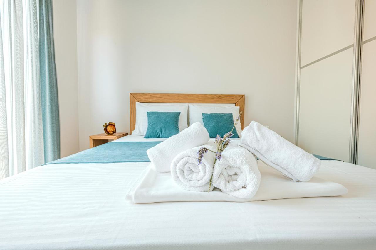 Design Suites Efharis เนอาเปรามอส ภายนอก รูปภาพ