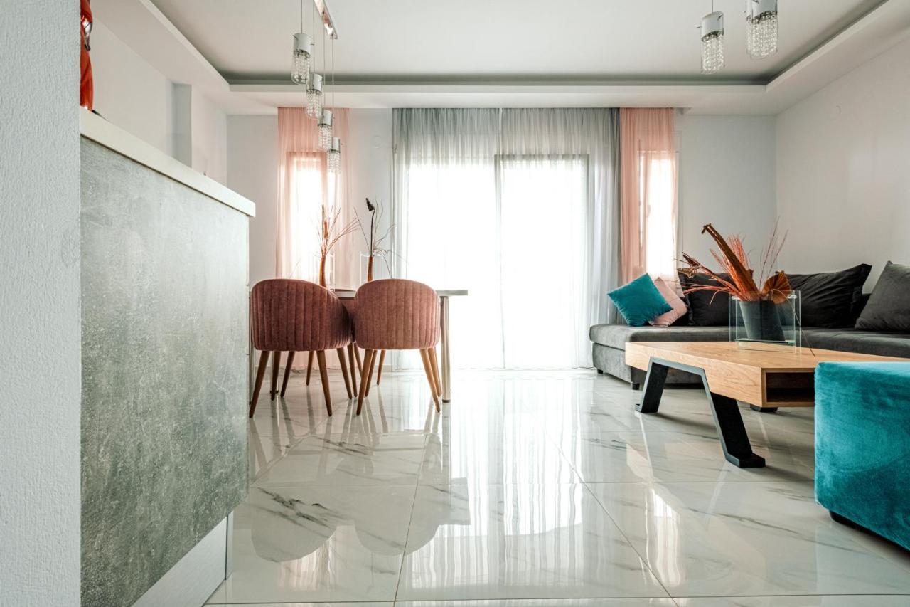 Design Suites Efharis เนอาเปรามอส ภายนอก รูปภาพ